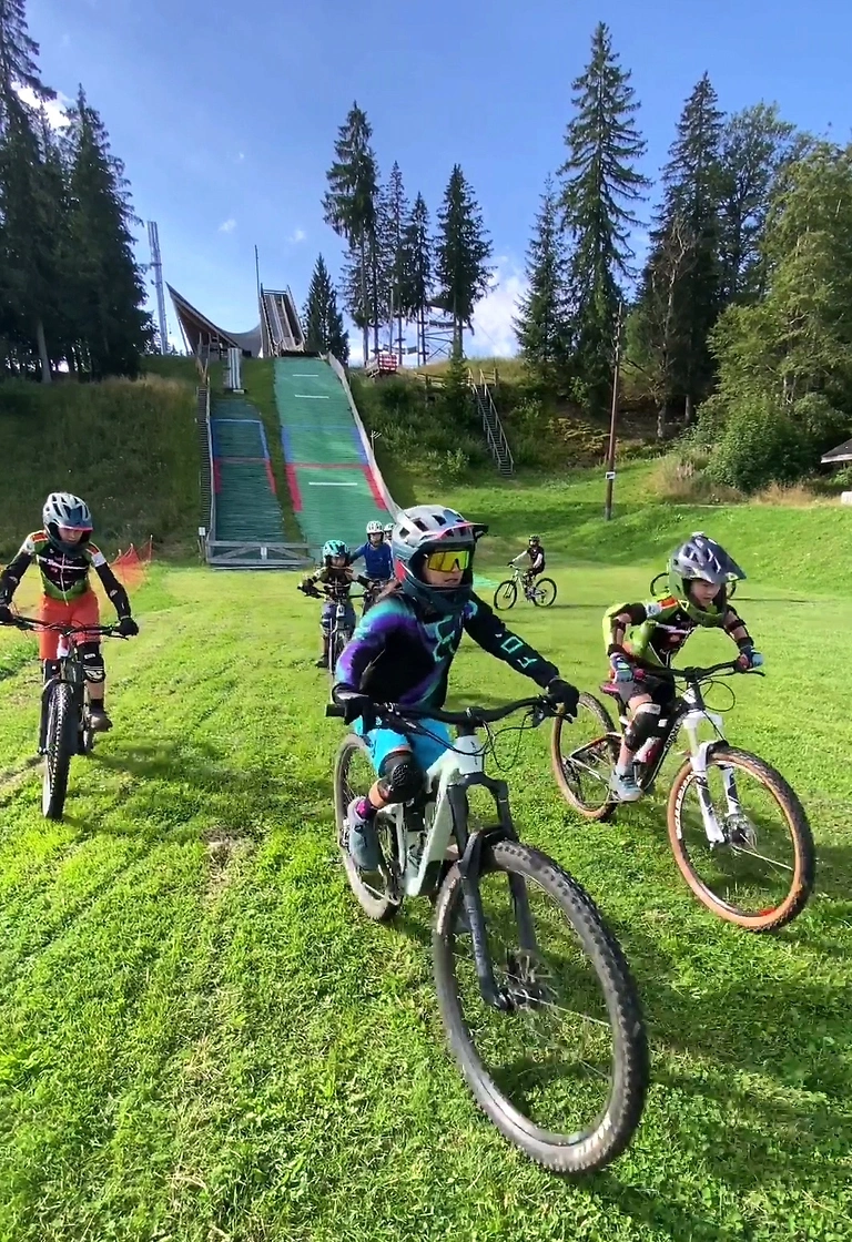 Enfants en école de VTT à Prémanon, Haut-Jura